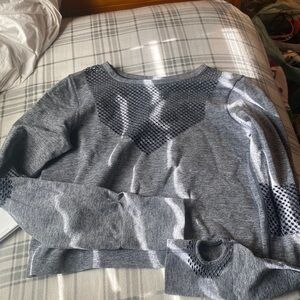 Super cute long sleeve workout top, slightly cropped, perfect condition